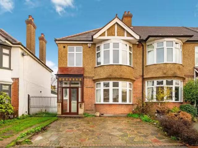 Just in! 1 BA 3 bedroom house for rent in The Drive, Beckenham.