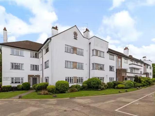New 1 BA 3 bedroom property to let in Chertsey Road, Twickenha.