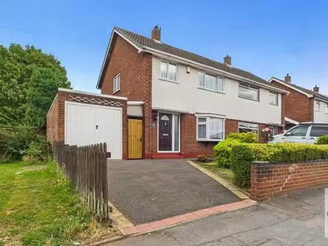 Cheap 1 BA 3 bedroom semi detached house for rent in Argyle St.