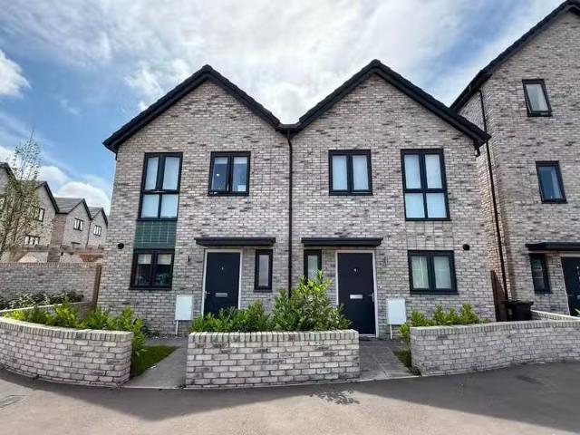 New 1 BA 3 bedroom semi detached house for rent in Bennett Clo.