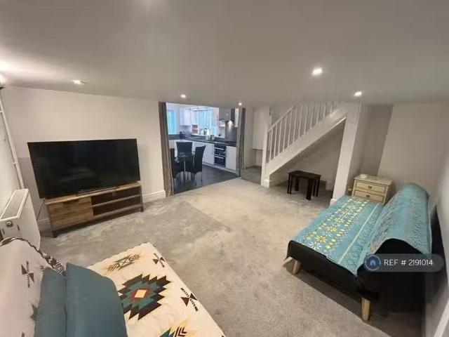 Rental! 1 BA 3 bedroom semi detached house for rent in Berkham.