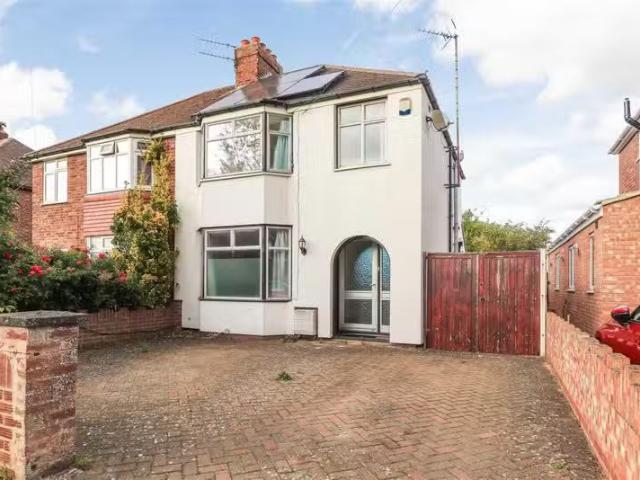 Deal! 1 BA 3 bedroom semi detached house for rent in Birdwood.