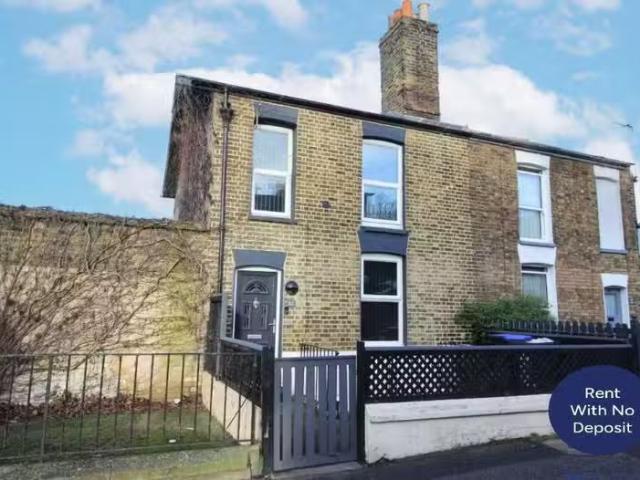 Cheap 1 BA 3 bedroom semi detached house for rent in Hereson R.