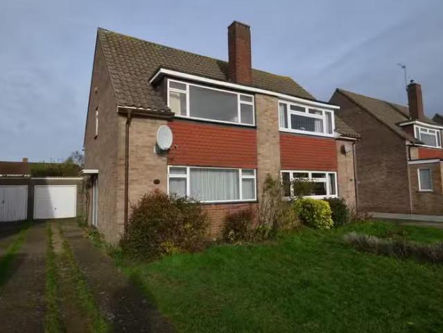 Rental! 1 BA 3 bedroom semi detached house for rent in Oakley.