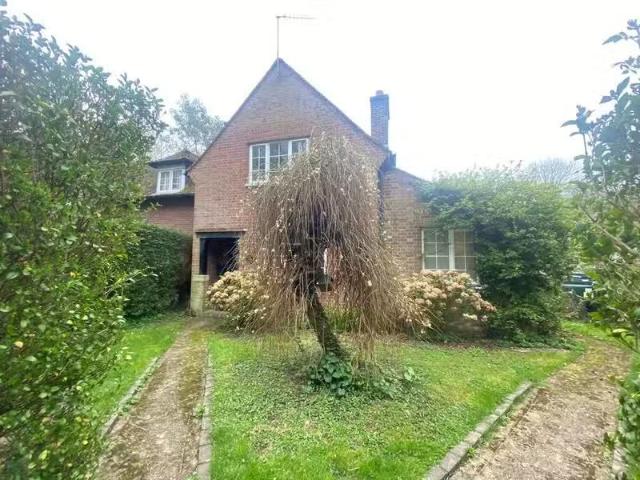 Charming 1 BA 3 bedroom semi detached house for rent in Wooden.