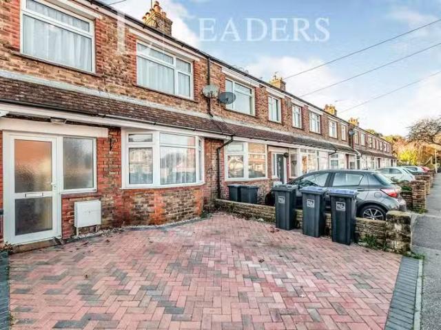 Charming 1 BA 3 bedroom terraced house for rent in Bruce Avenu.
