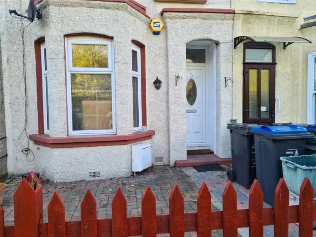 Cheap 1 BA 3 bedroom terraced house for rent in Carshalton Roa.