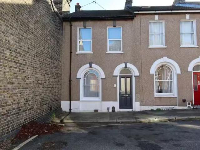 Cheap 1 BA 3 bedroom terraced house for rent in Christ Church.