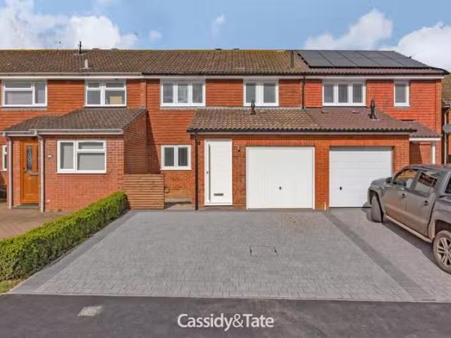 Just in! 1 BA 3 bedroom terraced house for rent in Gladeside.