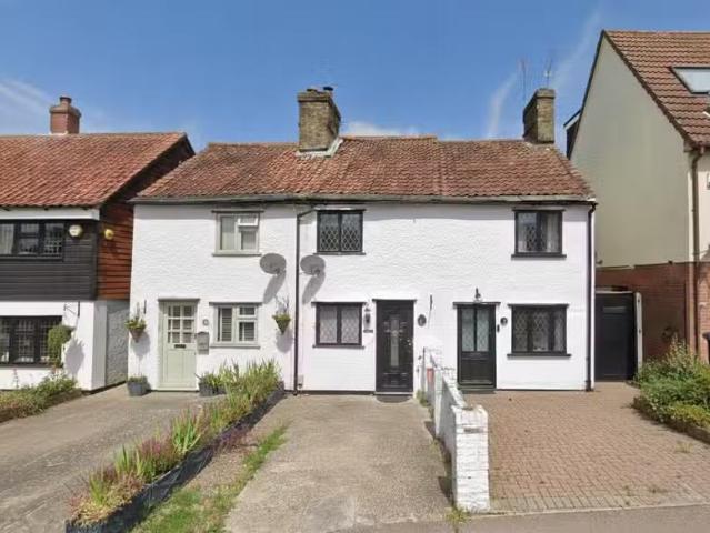 Charming 1 BA 3 bedroom terraced house for rent in High Wych.