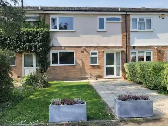 Cheap 1 BA 3 bedroom terraced house for rent in Scotsdowne Roa.