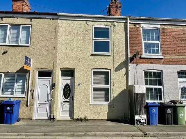 Cheap 1 BA 3 bedroom terraced house for rent in Sidney Street.