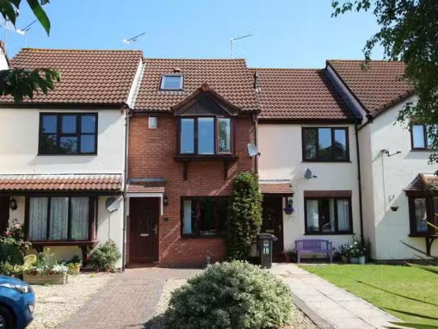 Cheap 1 BA 3 bedroom terraced house for rent in The Glebe, Wri.