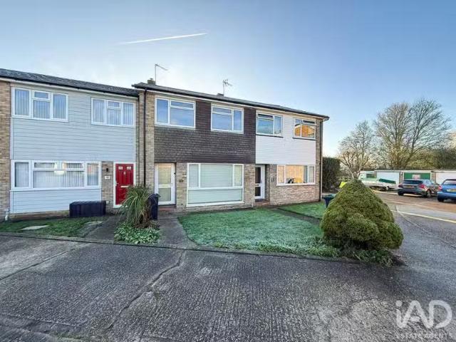 Rental! 1 BA 3 bedroom terraced house for rent in The Paddocks.