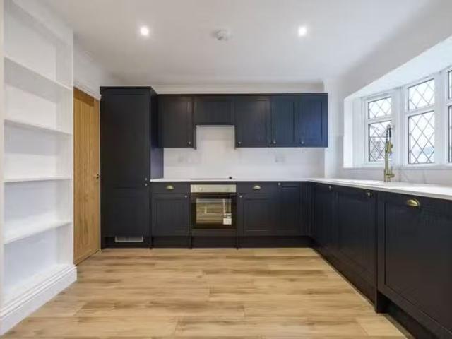 Charming 1 BA 3 bedroom terraced house for rent in Tonge Close.