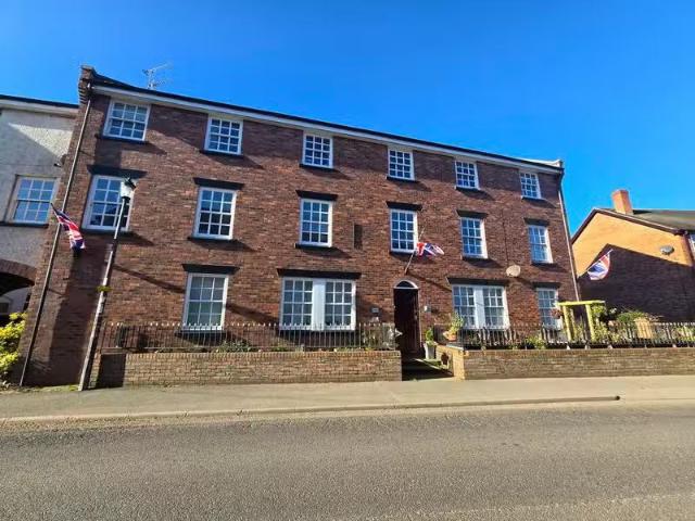 Cozy 1 BA 1 bedroom apartment for rent in Crown Mews, Cheshire.