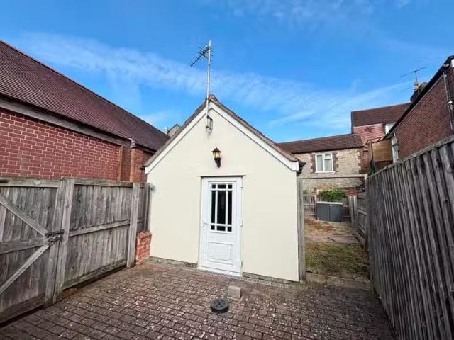 Cozy 1 BA 1 bedroom bungalow for rent in George Street, Warmin.