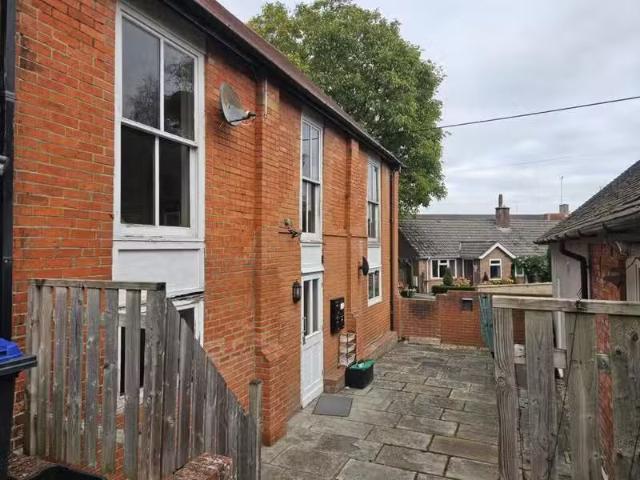 Cheap 1 BA 1 bedroom flat for rent in Castle Hill Lane, Mere.