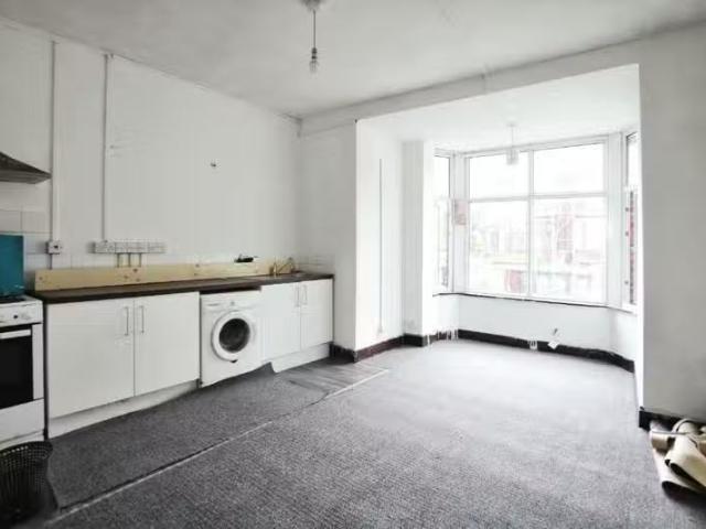 Cheap 1 BA 1 bedroom flat for rent in Bromwich Street, Bolton.
