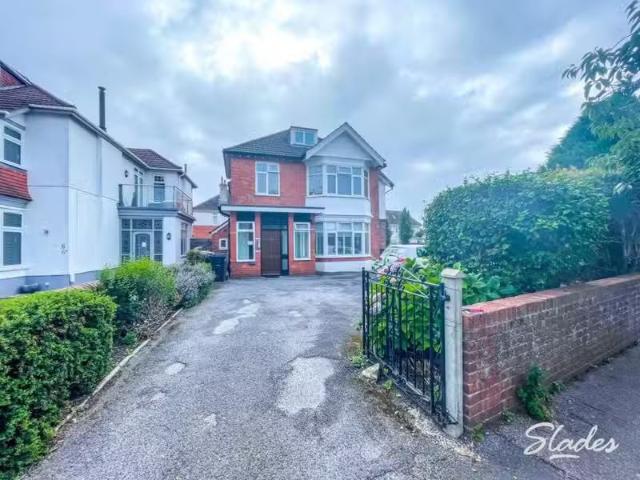 Unique 1 BA 1 bedroom flat for rent in Grand Avenue, Southbour.
