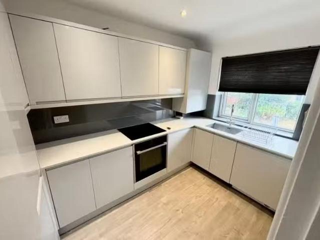 Deal! 1 BA 1 bedroom flat for rent in Otterbourne Road, Chingf.