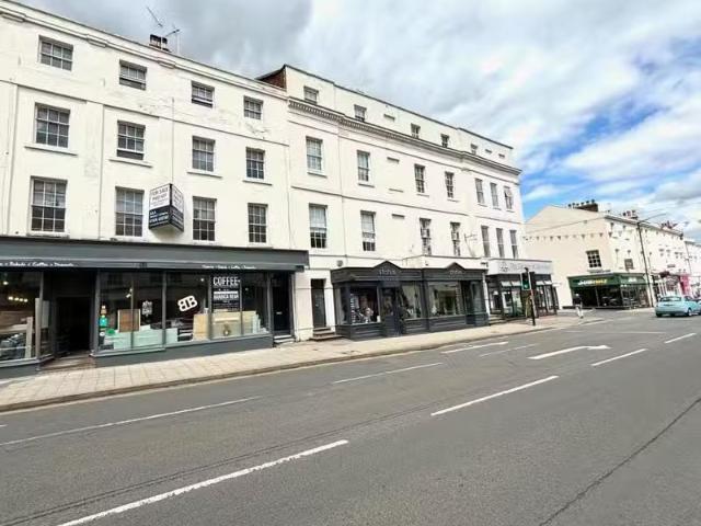 Charming 1 BA 1 bedroom flat for rent in Warwick Street, Leami.