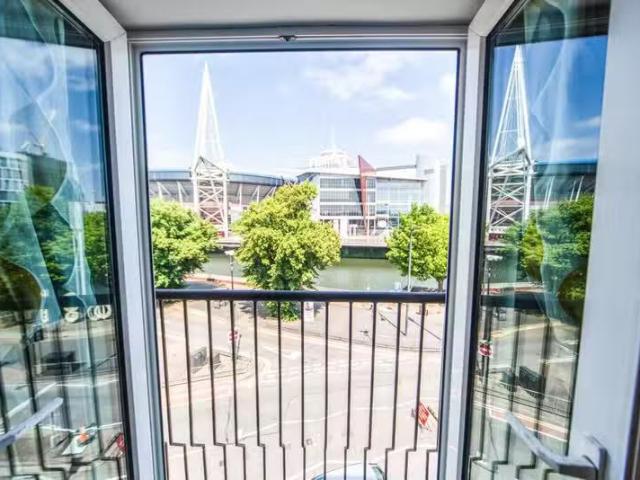 Cheap 1 BA 1 bedroom flat for rent in Taff Mead Embankment, Ca.
