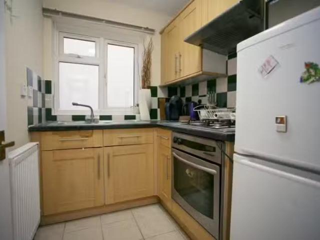 Charming 1 BA 1 bedroom ground floor flat for rent in Kingslan.