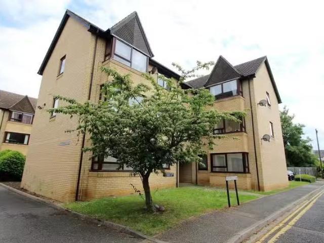 Nice 1 BA 1 bedroom ground floor flat for rent in St. Stephens.