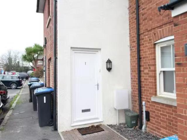 Rental! 1 BA 1 bedroom ground floor flat for rent in Station A.
