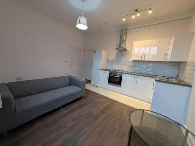 Charming 1 BA 1 bedroom ground floor maisonette for rent in Mi.