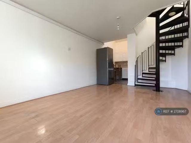 Rental! 1 BA 1 bedroom terraced house for rent in Elgar Close.