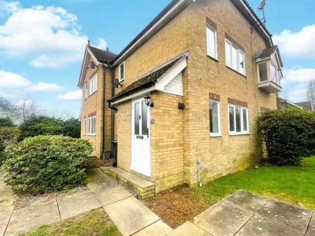 Nice 1 BA 1 bedroom terraced house for rent in Roundacre, Hals.