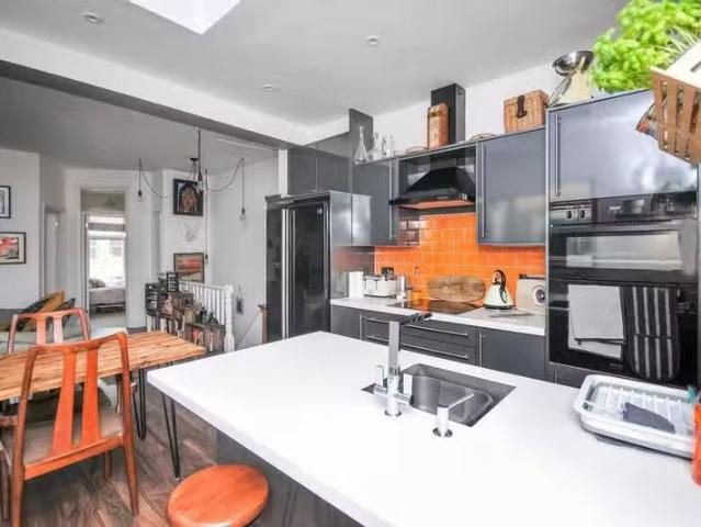 Deal! 1 BA 2 bedroom maisonette for rent in Blandford Road, B.
