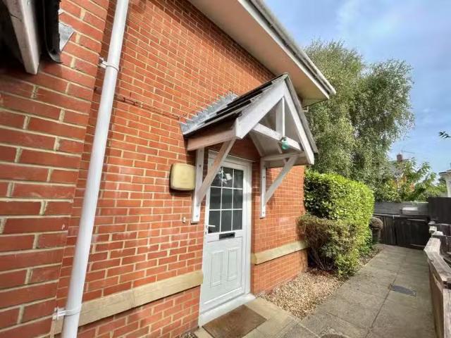 Cheap 1 BA 2 bedroom maisonette for rent in Wolverton Road, Po.