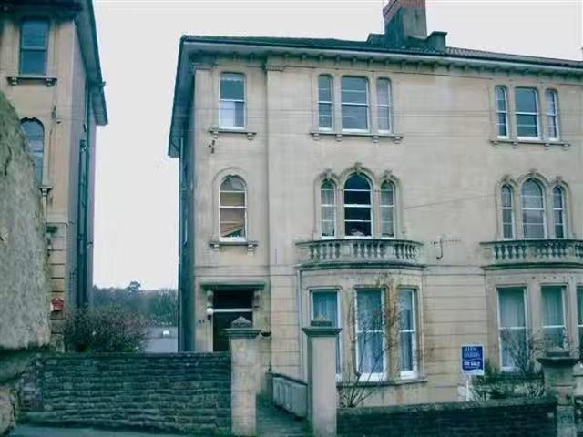 For Rent! 1 BA 2 bedroom apartment for rent in Top Floor Flat.