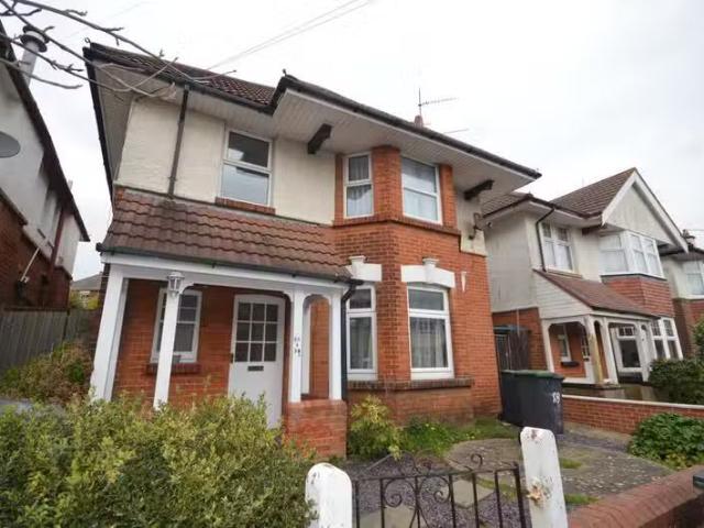 Charming 1 BA 2 bedroom apartment for rent in Truscott Avenue.