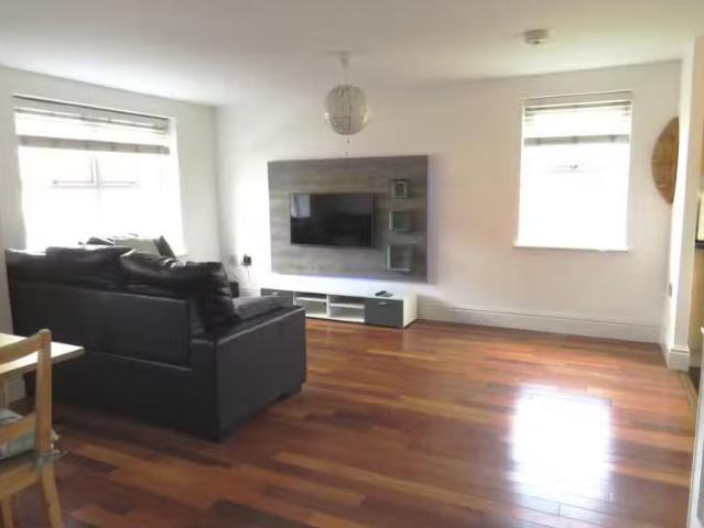 Cozy 1 BA 2 bedroom apartment for rent in Brookfield Road, Kin.