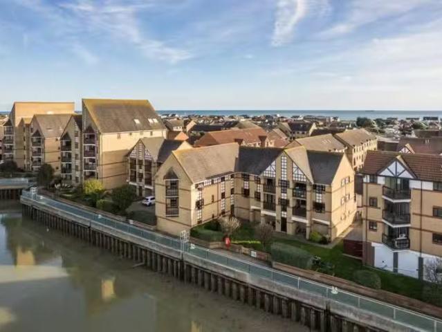 Deal! 1 BA 2 bedroom apartment for rent in Emerald Quay, Shore.