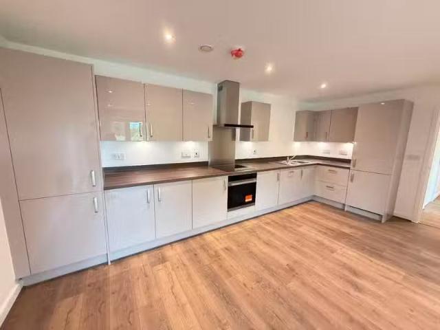 Cozy 1 BA 2 bedroom apartment for rent in Golding Close, Cribb.