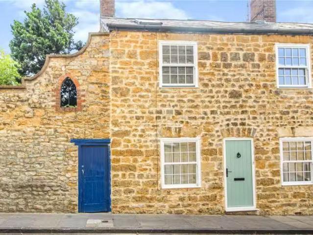 Cozy 1 BA 2 bedroom apartment for rent in Higher Cheap Street.
