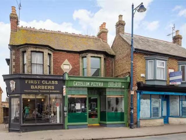 For Rent! 1 BA 2 bedroom apartment for rent in Oxford Street.