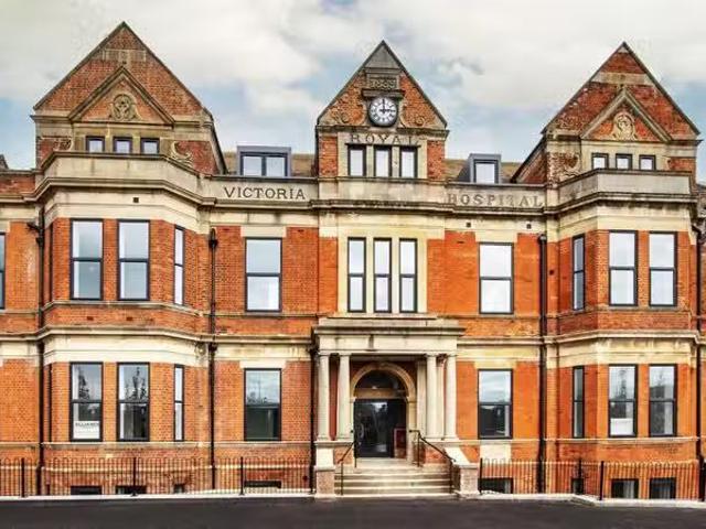 Cozy 1 BA 2 bedroom apartment for rent in Radnor Park Avenue.