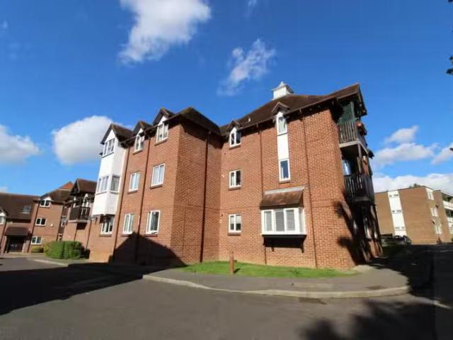 Cheap 1 BA 2 bedroom apartment for rent in South Court, Summer.