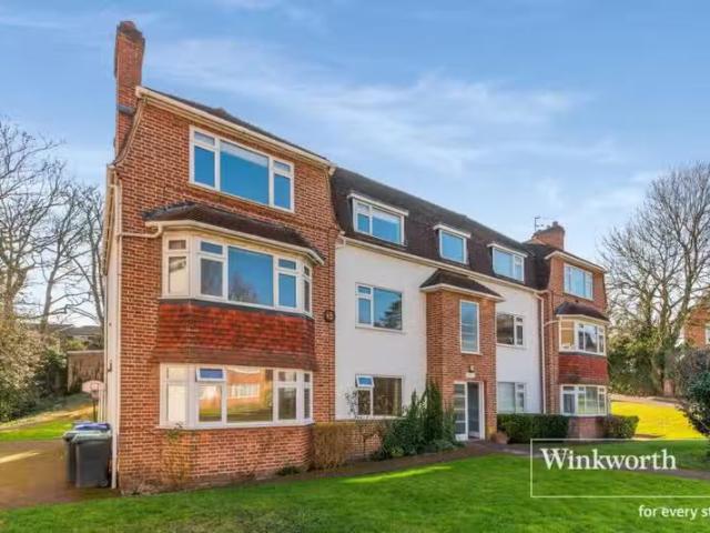 Unique 1 BA 2 bedroom apartment for rent in Southend Road, Bec.