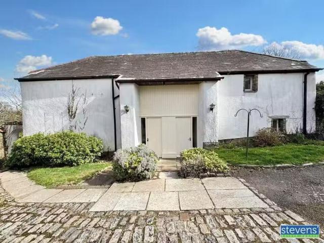 For Rent! 1 BA 2 bedroom coach house for rent in Holebrook Lan.