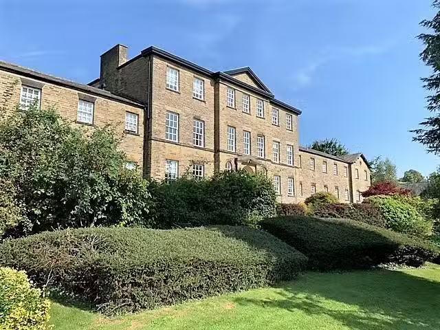 Nice 1 BA 2 bedroom duplex for rent in Gainsborough Court, Ski.