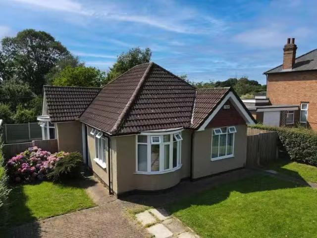 Deal! 1 BA 2 bedroom detached bungalow for rent in Bostocks La.