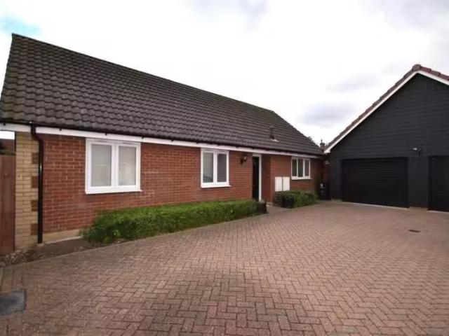 Charming 1 BA 2 bedroom detached bungalow for rent in Rose Gar.