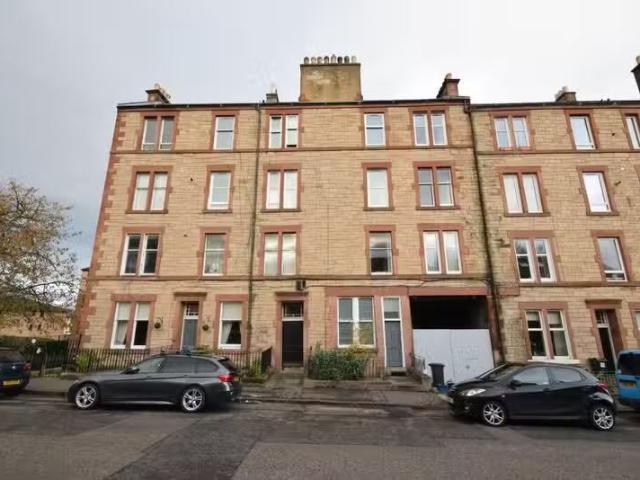 Nice 1 BA 2 bedroom flat for rent in Craighouse Gardens, Morni.